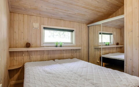 Sylvia - 900M from the Sea: Interior Design, Flooring, Fussboden, Holz, Decke, Schlafzimmer, Zimmer, Bett, Möbel, Beleuchtung