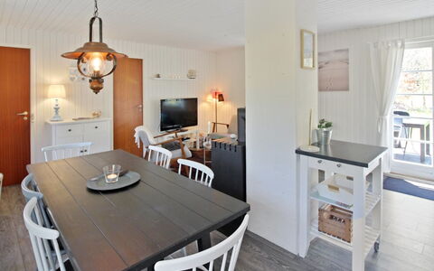 Ronja - 300M from the Sea: Möbel, Interior Design, Flooring, Holz, Fussboden, Decke, Stuhl, Küche & Esszimmer Tisch, Tabelle, Esszimmer