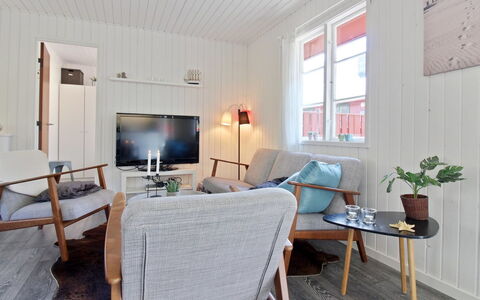Ronja - 300M from the Sea: Flooring, Möbel, Interior Design, Holz, Fussboden, Wohnzimmer, Holzboden, Decke, Zuhause, Couch