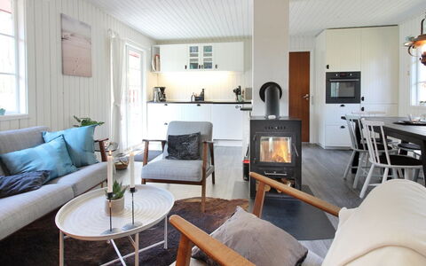 Ronja - 300M from the Sea: Möbel, Flooring, Interior Design, Fussboden, Holz, Wohnzimmer, Holzboden, Zimmer, Decke, Couch