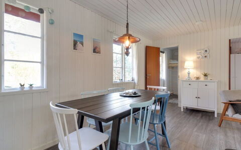 Ronja - 300M from the Sea: Möbel, Flooring, Interior Design, Holz, Fussboden, Decke, Esszimmer, Holzboden, Tabelle, Küche & Esszimmer Tisch
