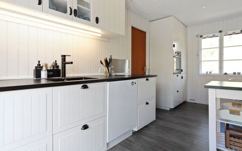 Ronja - 300M from the Sea: Holz, Küche, Cabinetry, Countertop, Küchengerät, Schrank, Schublade, Major Appliance, Hartholz, Haushaltsgerät
