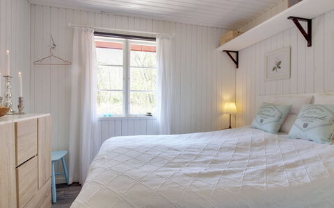 Ronja - 300M from the Sea: Schlafzimmer, Holz, Interior Design, Bett, Flooring, Fussboden, Bettdecke, Möbel, Bedding, Linens