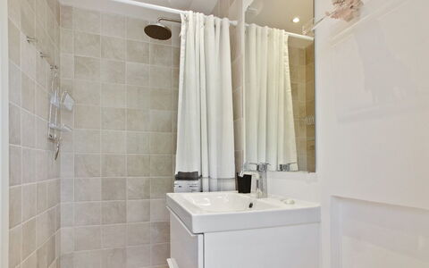 Ronja - 300M from the Sea: Badezimmer, Flooring, Interior Design, Fussboden, Armatur, Wand, Installation, Toilette, Zapfhahn, Dusche