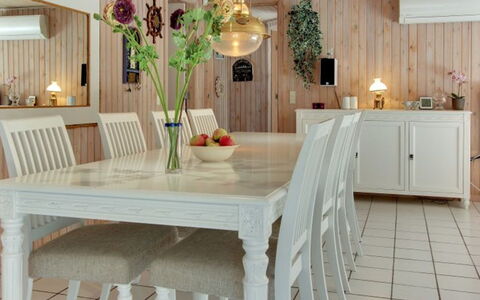 Minka - 1.5Km from the Sea: Möbel, Interior Design, Flooring, Tabelle, Esszimmer, Holz, Light Fixture, Leuchter, Stuhl, Küche & Esszimmer Tisch