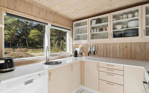 Minka - 1.5Km from the Sea: Küche, Countertop, Flooring, Holz, Cabinetry, Interior Design, Küchengerät, Fussboden, Decke, Möbel