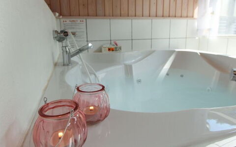 Minka - 1.5Km from the Sea: Badewanne, Armatur, Interior Design, Badezimmer, Flooring, Installation, Fussboden, Zapfhahn, Zimmer