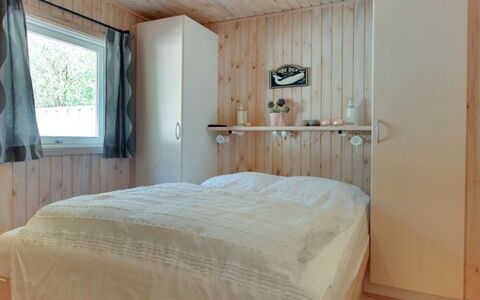 Minka - 1.5Km from the Sea: Schlafzimmer, Holz, Bett, Flooring, Interior Design, Bettdecke, Fussboden, Möbel, Bedding, Decke