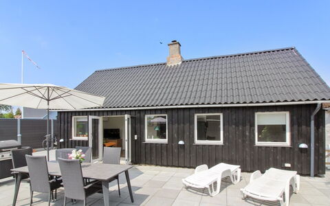 Brawith - 250M from the Sea: Gebäude, Haus, Fenster, Zuhause, Dach, Wohngebiet, Strauch, Hütte, Grundstueck