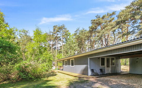 Mikkelina - 700M from the Sea: Gebäude, Haus, Fenster, Zuhause, Dach, Wohngebiet, Strauch, Hütte, Grundstueck
