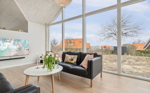 Skoge - 500M from the Sea: Flooring, Holz, Interior Design, Fussboden, Holzboden, Decke, Möbel, Zuhause, Wohnzimmer, Couch