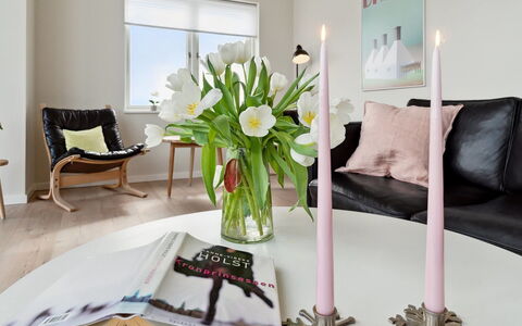 Skoge - 500M from the Sea: Interior Design, Möbel, Zuhause, Beleuchtung, Wohnzimmer, Blumentopf, Fussboden, Rosa, Zimmer, Tabelle