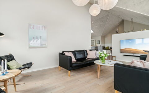 Skoge - 500M from the Sea: Möbel, Interior Design, Couch, Flooring, Wohnzimmer, Fussboden, Holz, Decke, Light Fixture, Zimmer