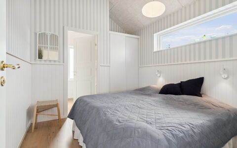 Skoge - 500M from the Sea: Holz, Flooring, Decke, Fussboden, Interior Design, Schlafzimmer, Bett, Holzboden, Zimmer