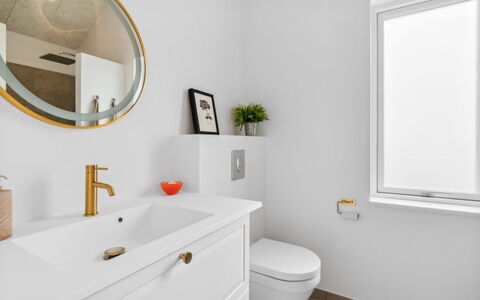 Skoge - 500M from the Sea: Armatur, Badezimmer, Zapfhahn, Interior Design, Installation, Bad Sink, Spiegel, Flooring, Sinken, Fussboden