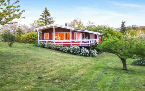 Hannele - 200M from the Sea: Dach, Haus, Grundstueck, Zuhause, Hütte, Estate, Gartenbauten, Schatten, Blockhaus, Landscaping