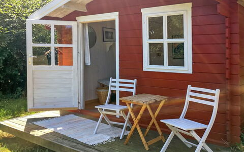 Hannele - 200M from the Sea: Dach, Haus, Grundstueck, Zuhause, Hütte, Estate, Gartenbauten, Schatten, Blockhaus, Landscaping