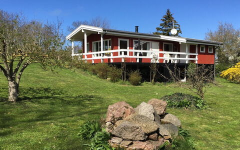 Hannele - 200M from the Sea: Dach, Haus, Grundstueck, Zuhause, Hütte, Estate, Gartenbauten, Schatten, Blockhaus, Landscaping