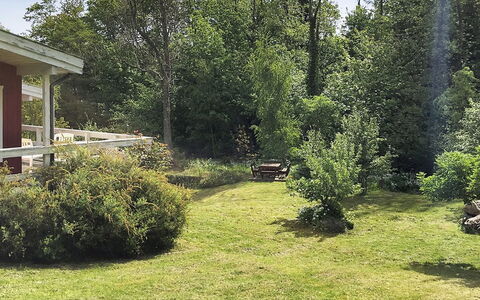 Hannele - 200M from the Sea: Dach, Haus, Grundstueck, Zuhause, Hütte, Estate, Gartenbauten, Schatten, Blockhaus, Landscaping