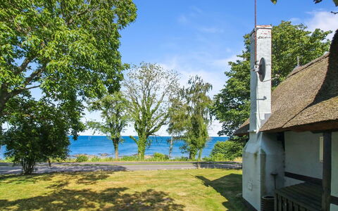 Nyyrikki - 100M from the Sea: Dach, Haus, Grundstueck, Zuhause, Hütte, Estate, Gartenbauten, Schatten, Blockhaus, Landscaping