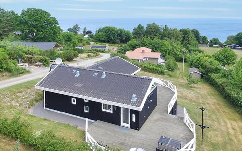 Tjelle - 300M from the Sea: Dach, Zuhause, Tür, Hütte, Schatten, Abstellgleis, Garten, Estate, Hinterhof