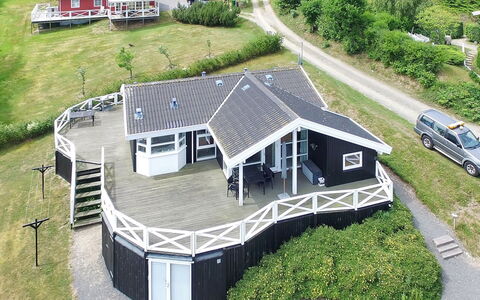 Tjelle - 300M from the Sea: Dach, Zuhause, Tür, Hütte, Schatten, Abstellgleis, Garten, Estate, Hinterhof