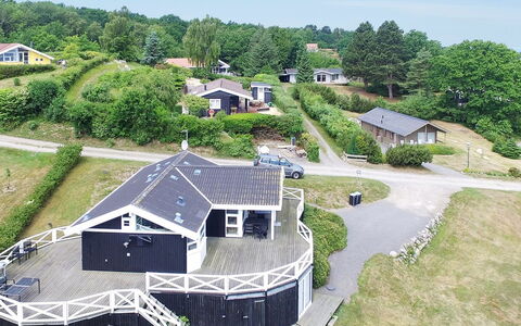 Tjelle - 300M from the Sea: Dach, Zuhause, Tür, Hütte, Schatten, Abstellgleis, Garten, Estate, Hinterhof