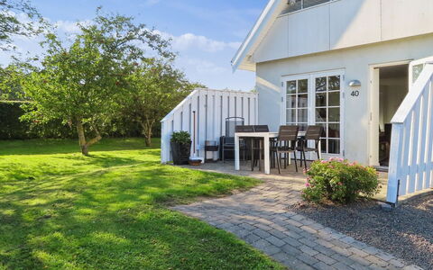 Ayk - 400M from the Sea: Dach, Haus, Grundstueck, Zuhause, Hütte, Estate, Gartenbauten, Schatten, Blockhaus, Landscaping