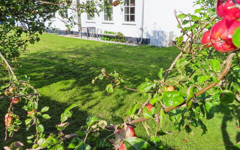 Ayk - 400M from the Sea: Dach, Haus, Grundstueck, Zuhause, Hütte, Estate, Gartenbauten, Schatten, Blockhaus, Landscaping