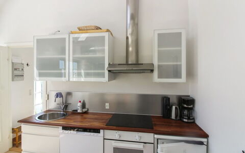 Tinne - 400M from the Sea: Küche, Countertop, Küchengerät, Flooring, Interior Design, Cabinetry, Holz, Möbel, Major Appliance, Fussboden