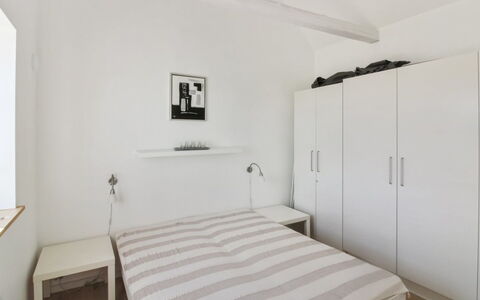 Tinne - 400M from the Sea: Möbel, Bett, Interior Design, Schlafzimmer, Wand, Flooring, Fussboden, Bedding, Bettdecke, Holz
