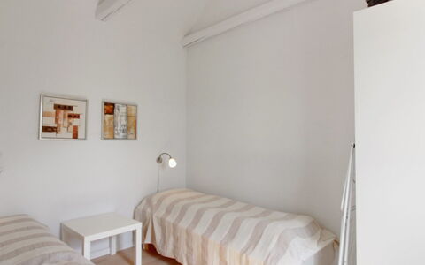 Tinne - 400M from the Sea: Bett, Interior Design, Schlafzimmer, Flooring, Wand, Fussboden, Möbel, Holz, Decke, Bettdecke