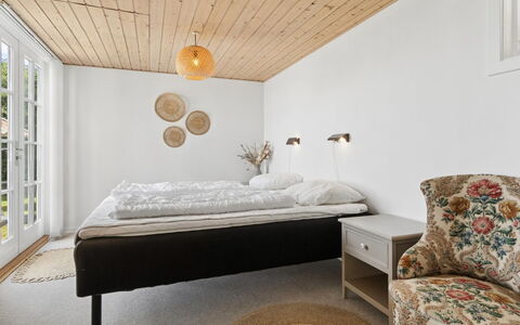 Fabine - 50M from the Sea: Bett, Möbel, Interior Design, Schlafzimmer, Wand, Flooring, Fussboden, Holz, Decke, Bedding