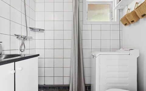Fabine - 50M from the Sea: Flooring, Armatur, Fussboden, Interior Design, Badezimmer, Fliese, Sinken, Installation, Zimmer, Toilette