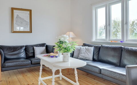 Ensio - 150M from the Sea: Möbel, Interior Design, Couch, Flooring, Fussboden, Holz, Wohnzimmer, Zuhause, Beleuchtung, Zimmer