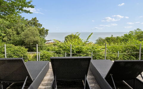 Ensio - 150M from the Sea: Wolke, Gartenmöbel, Stuhl, Zaun, Schatten, Hartholz, Deck, Balkon, Geländer, Kumulus