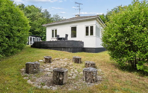 Ensio - 150M from the Sea: Gras, Haus, Strauch, Hütte, Zuhause, Grundstueck, Dach, Garten, Rasen, Estate