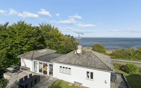 Ensio - 150M from the Sea: Himmel, Dach, Zuhause, Haus, Hütte, Estate, Abstellgleis, Bauernhaus, Villa, Veranda