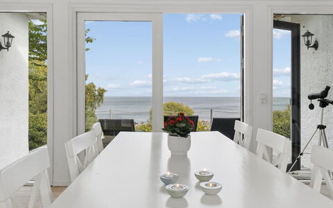Ensio - 150M from the Sea: Möbel, Interior Design, Tabelle, Holz, Flooring, Fussboden, Stuhl, Küche & Esszimmer Tisch, Decke, Esszimmer