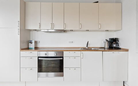 Ensio - 150M from the Sea: Küche, Küchengerät, Flooring, Countertop, Cabinetry, Holz, Möbel, Interior Design, Fussboden, Major Appliance
