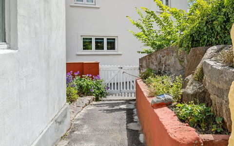 Alea - 200M from the Sea: Dach, Haus, Grundstueck, Zuhause, Hütte, Estate, Gartenbauten, Schatten, Blockhaus, Landscaping