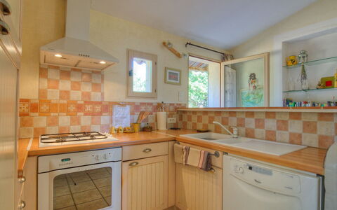 Les Cairnes: Cabinetry, Countertop, Sinken, Eigentum, Zapfhahn, Spüle, Küche, Holz, Herd, Schublade