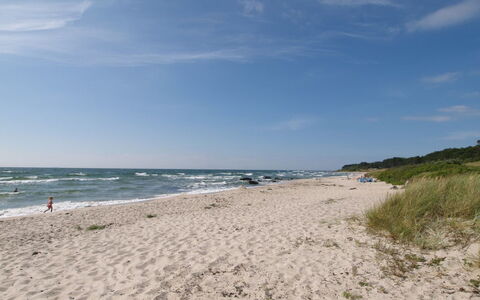 Dilan - 600M from the Sea: Haus, Zuhause, Dach, Wohngebiet, Hütte, Estate, Bauernhaus, Rasen, Landscaping, Abstellgleis
