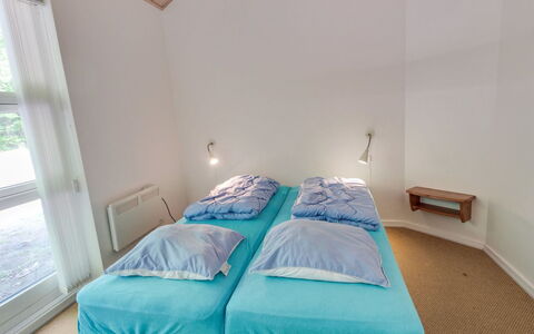 Dilan - 600M from the Sea: Holz, Schlafzimmer, Interior Design, Fussboden, Bett, Decke, Flooring, Bettdecke, Bedding, Möbel