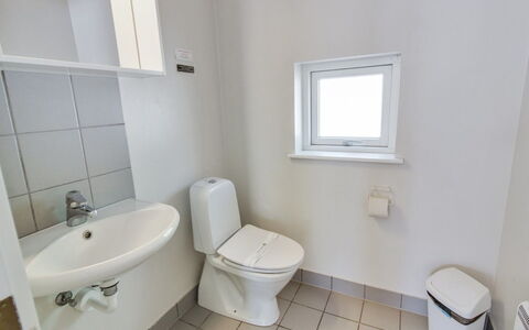 Dilan - 600M from the Sea: Toilleten Sitz, Wand, Toilette, Armatur, Fussboden, Flooring, Badezimmer, Installation, Verbundwerkstoff, Sinken