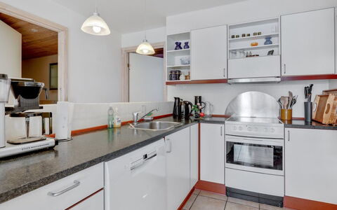 Halldora - 10M from the Sea: Küche, Küchengerät, Countertop, Cabinetry, Major Appliance, Interior Design, Möbel, Flooring, Haushaltsgerät, Zimmer