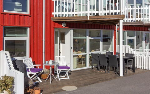 Halldora - 10M from the Sea: Gartenmöbel, Schatten, Balkon, Stuhl, Veranda, Deck, Tisch Im Freien, Blumentopf, Küche & Esszimmer Tisch, Zimmerpflanze