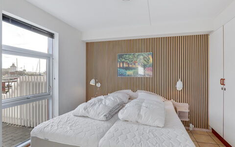 Halldora - 10M from the Sea: Interior Design, Fussboden, Flooring, Möbel, Holz, Decke, Schlafzimmer, Bett, Textil, Zimmer