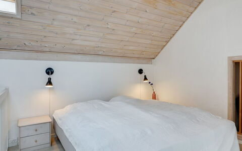 Otis - 10M from the Sea: Schlafzimmer, Flooring, Holz, Interior Design, Bett, Decke, Fussboden, Möbel, Bedding, Bettdecke