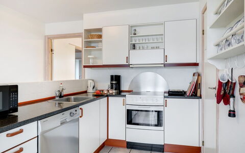 Otis - 10M from the Sea: Küche, Küchengerät, Countertop, Major Appliance, Cabinetry, Interior Design, Flooring, Möbel, Haushaltsgerät, Herd